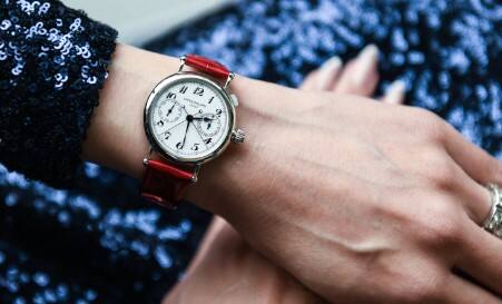 हातातील घड्याळ देखील गिफ्टचा बेस्ट ऑप्शन ठरेल.