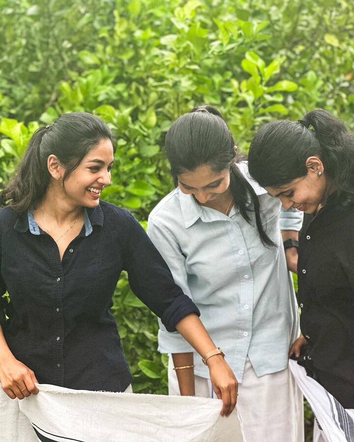 நண்பர்களுடன் வேஷ்டி கட்டி ஓணம் கொண்டாடிய லவ் டுடே நாயகி இவானா.