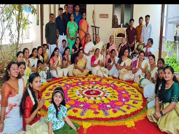 Malayalam people in Madurai are celebrating with enthusiasm in their homes wearing Athappu Kolam and Puthadai TNN ஓணம் பண்டிகை; மதுரையில் மலையாள மக்கள் அத்தப்பூ கோலமிட்டு புத்தாடை அணிந்து உற்சாக கொண்டாட்டம்