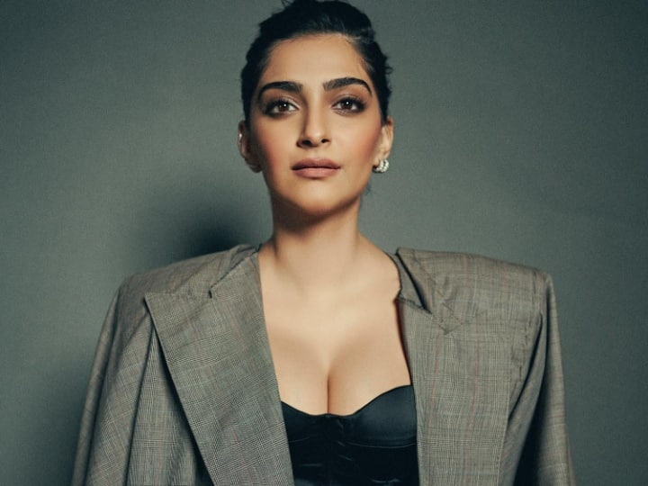 Sonam Kapoor Personal Life: सोनम कपूर ना सिर्फ अपनी एक्टिंग के लिए बल्कि अपने फिटनेस मंत्रा के लिए भी जानी जाती हैं. आज आपको एक्ट्रेस की जिंदगी से जुड़े कुछ दिलचस्प किस्सों से रूबरू कराएंगे.