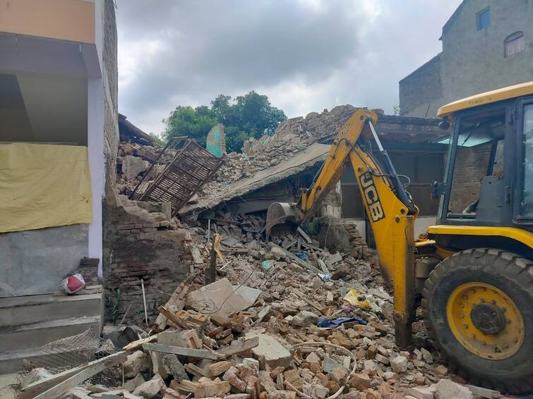 Jalgaon Latest News building collapsed in Jalgaon, two women were saved, rescue operation started maharashtra news Jalgaon News : जळगाव शहरात तीन मजली इमारत कोसळली, दोन महिलांना वाचविण्यात यश, एक महिला ढिगाऱ्याखाली