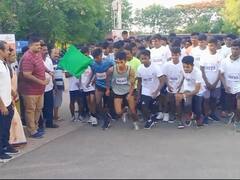 கரூரில் தேசிய இளைஞர் திருவிழா தினத்தை முன்னிட்டு மராத்தான் போட்டி - உற்சாகமாக கலந்து கொண்ட மாணவர்கள்