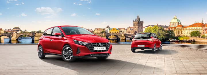 इस लिस्ट में दूसरी कार हुंडई की आई 20 है. इसमें भी आपको सनरूफ फीचर मिलता है साथ ही Apple CarPlay और Android Auto के साथ 10.25 इंच का टचस्क्रीन इंफोटेनमेंट सिस्टम, एक एयर प्यूरीफायर, कनेक्टेड कार तकनीक, ऑटो LED हेडलाइट्स 6 एयरबैग और रियर पार्किंग सेंसर जैसे फीचर्स से लैस है. आई 20 की एक्स-शोरूम स्टार्टिंग प्राइस 7.46 लाख रुपये है.