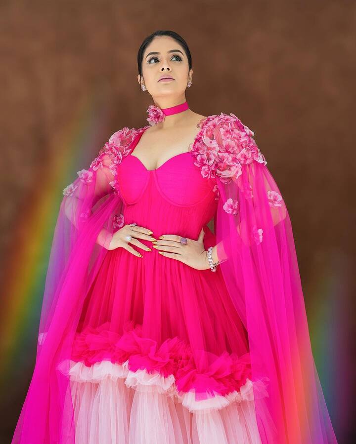 శ్రీముఖి యాంకరింగ్ చేస్తున్న షోలలో 'నీతోనే డ్యాన్స్' ఒకటి. ఆ షో ఫినాలేకి ఆమె ఇలా రెడీ అయ్యి వచ్చారు. (Image Courtesy : sreemukhi / Instagram)