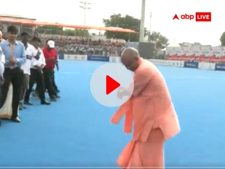 UP CM Yogi Adityanath played hockey at Major Dhyan Chand Stadium in Jhansi Watch Video Watch: मेजर ध्यानचंद स्टेडियम में CM योगी का निराला अंदाज, झांसी में हॉकी खेलते दिखे मुख्यमंत्री