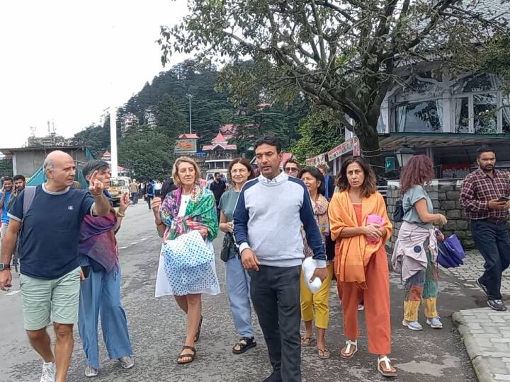 सोमवार (28 अगस्त) को भी साफ मौसम के बीच इटली से आए पर्यटकों ने पहाड़ों की रानी का दीदार किया.