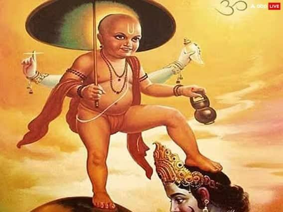 આ બ્રાહ્મણ બીજું કોઈ નહીં પણ ભગવાન વિષ્ણુ હતા, જેમણે વામનના રૂપમાં રાજા મહાબલી પાસે ત્રણ પગથિયાંની જમીન માંગી હતી. તેણે આકાશ અને પૃથ્વીને બે પગલામાં માપ્યા. જ્યારે જગ્યા બચી ન હતી, ત્યારે મહાબલિએ ત્રીજા પગલા માટે માથું આગળ કર્યું.