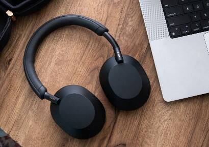 तुमच्या बहिणीला तुम्ही हेडफोन देखील गिफ्ट करू शकता. हे एक बेस्ट गिफ्ट ठरेल.