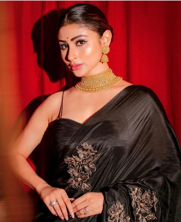 रक्षाबंधन के मौके पर आप चाहे सूट पहने या साड़ी पहने ज्वेलरी एकदम परफेक्ट होनी चाहिए, क्योंकि यह आपके लुक में चार चांद लगा देती है. आप चाहे तो गोल्ड की ज्वेलरी भी पहन सकते हैं और अगर आर्टिफिशियल ज्वेलरी पहनने का शौक है तो अपनी ड्रेस के हिसाब से अमेरिकन डायमंड, ऑक्सिडाइज या फिर रोज़ गोल्ड ज्वेलरी कैरी कर सकती हैं.