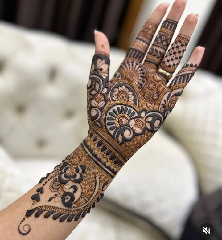 नई नवेली दुल्हन के हाथों में मेहंदी बहुत जचती है और सावन की मेहंदी तो बहुत शुभ भी मानी जाती है. ऐसे में अगर आपकी अभी-अभी शादी हुई है और आप पहली राखी मना रही हैं, तो अपने हाथों में भरी हुई मेहंदी जरूर लगाएं.