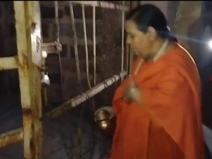 Uma Bharti could not offer water to Someshwar Mahadev temple in Raisen on last Monday of Sawan ANN MP Politics: रायसेन से हर बार खाली हाथ क्यों लौट आती हैं पूर्व सीएम उमा भारती,  क्या है सोमेश्वर महादेव मंदिर का मामला
