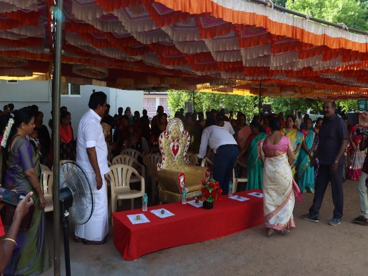 சிறப்பு சேர் வேண்டாம், பிளாஸ்டிக் சேர் போதும்; அமைச்சர் செயலால் நெகிழ்ச்சியடைந்த பள்ளி நிர்வாகம்