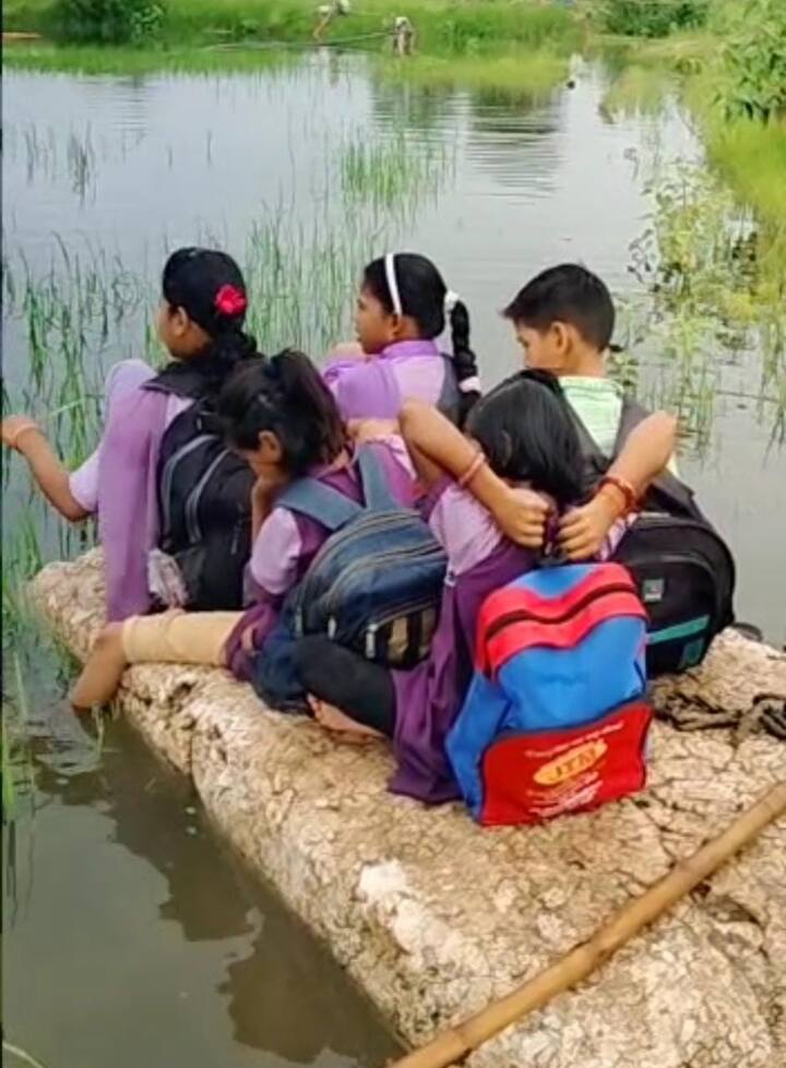 अंगावर शहारे आणणारा हा प्रवास गेल्या अनेक वर्षांपासून भिवधानोरा गावातील विध्यार्थी करतायत.