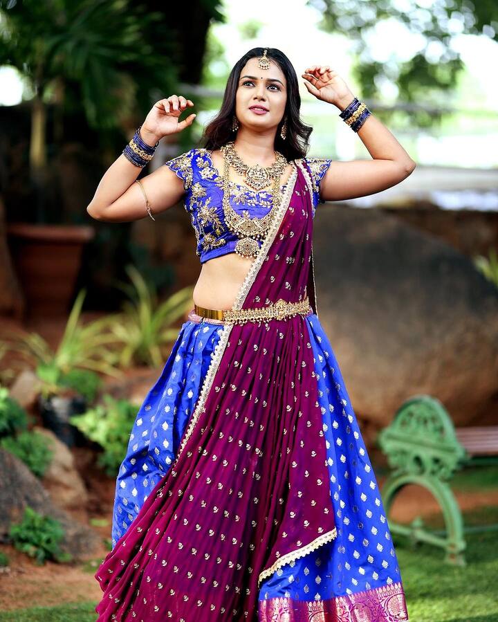 ఆర్జీవీ ఇంటర్వ్యూతో అరియానా బాగా ఫేమస్ అయ్యారు.