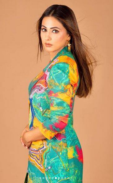 ਅਭਿਨੇਤਰੀ ਦੀਆਂ ਖੂਬਸੂਰਤ ਅੱਖਾਂ ਅਤੇ ਉਸ ਦੇ ਰੇਸ਼ਮੀ ਵਾਲਾਂ ਨੇ ਉਸ ਦੇ ਪ੍ਰਸ਼ੰਸਕਾਂ ਨੂੰ ਦੀਵਾਨਾ ਬਣਾ ਦਿੱਤਾ ਹੈ। ਹਿਨਾ ਨੇ ਗਲੋਸੀ ਮੇਕਅੱਪ ਨਾਲ ਆਪਣੇ ਲੁੱਕ ਨੂੰ ਕੰਪਲੀਮੈਂਟ ਕੀਤਾ ਹੈ।