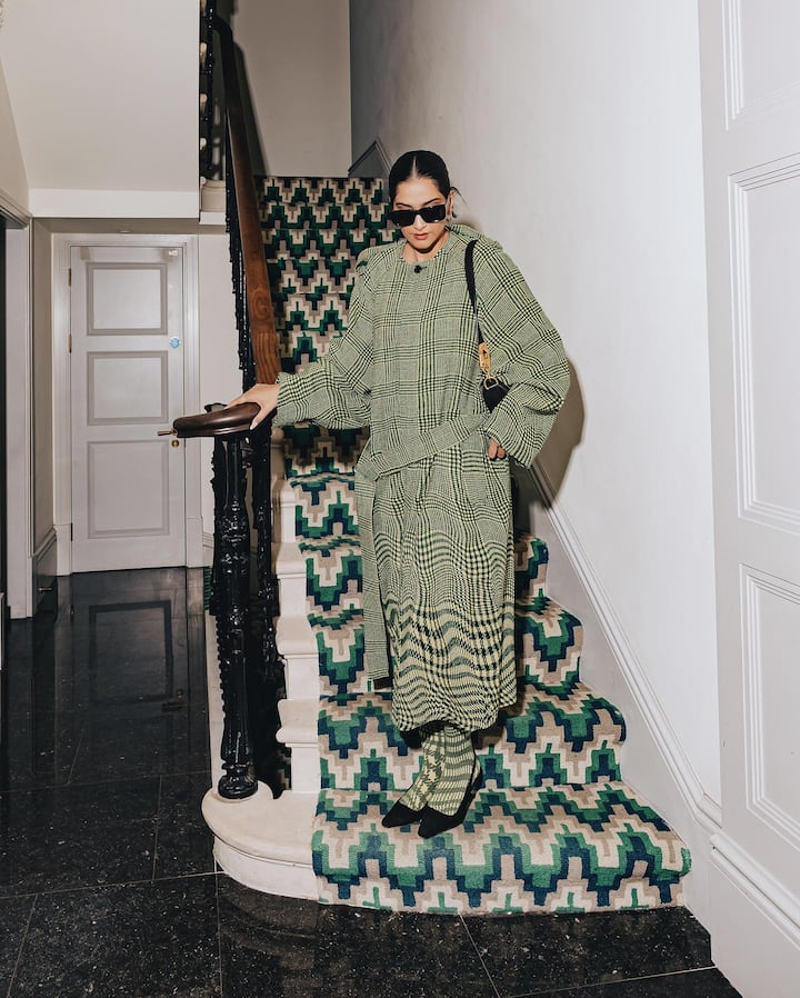 साल 1985 में अनिल कपूर के घर पैदा हुई सोनम को बॉलीवुड में डेढ़ दशक का वक्त बीत चुका है. हालांकि उन्होंने हाल के दिनों में एक्टिंग से थोड़ी दूरी भी बना रखी है लेकिन उनके फैन्स की तादाद में इससे कोई फर्क नहीं पड़ा. सोनम इंडस्ट्री की स्टार फैमिली से ताल्लुक रखती हैं लेकिन उन्होंने अपने पैर जमाने के लिए हमेशा संघर्ष का रास्ता चुना.