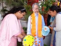 राजस्थान: यूनिवर्सिटी की कार्मिक महिलाओं ने सीएम गहलोत के पुतले को बांधी राखी, मांगा यह उपहार