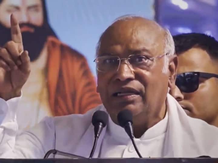 Rajasthan Election 2023: भीलवाड़ा की सभी 7 सीटों को साधने की कोशिश में कांग्रेस, मल्लिकार्जुन खरगे के गुलाबपुरा दौरे के क्या हैं मायने Rajasthan Elections 2023 Congress trying to win all seven assembly seats of Bhilwara Mallikarjun Kharge ann Rajasthan Election 2023: भीलवाड़ा की सभी 7 सीटों को साधने की कोशिश में कांग्रेस, मल्लिकार्जुन खरगे के गुलाबपुरा दौरे के क्या हैं मायने