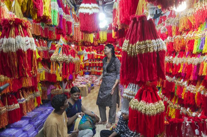 ब्रो, बडे मिया, स्वॅग भाई अशा नावांचे डिझाइन असलेल्या पेंडण्टच्या राख्याही बाजारात दिसून येत आहेत.