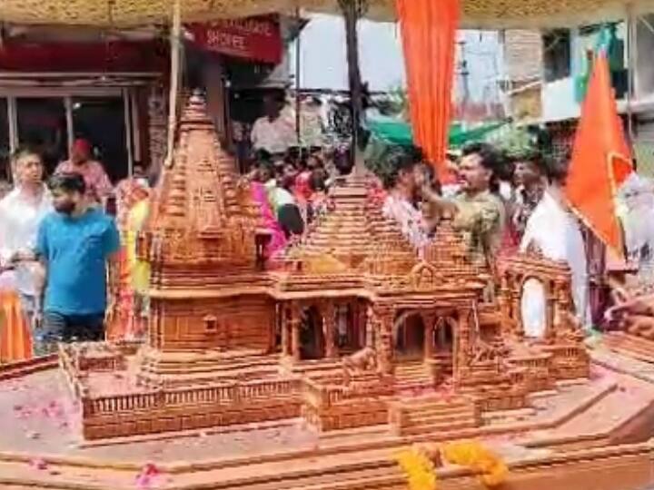 Udaipur News: भगवान महाकालेश्वर की शाही सवारी में सैकड़ों की संख्या में भक्त शामिल हुए. ये भक्त भगवान भोलेनाथ की भक्ति में लीन नाचते-गाते नजर आए. शाही सवारी में कई झांकियां सजाई गई थीं.