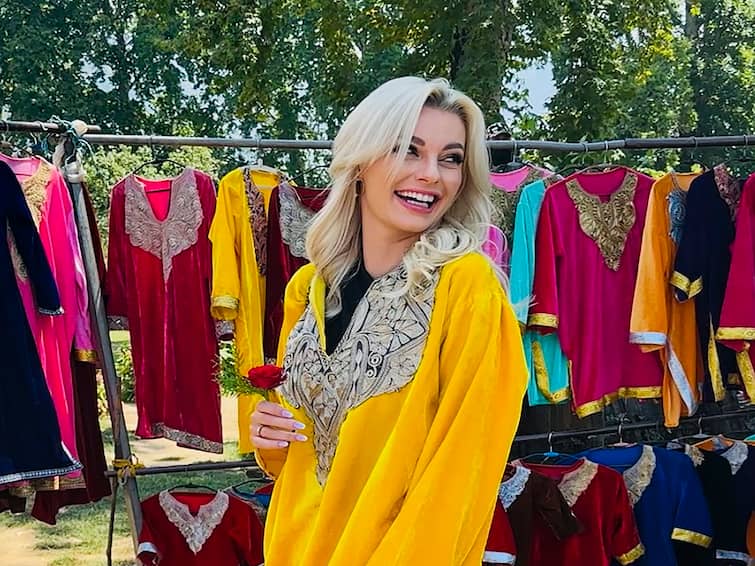 Watch Video Miss World Karolina Bielawska Embraces Kashmiri Culture During Visit Miss World Karolina Bielawska Embraces Kashmiri Culture During Visit. WATCH