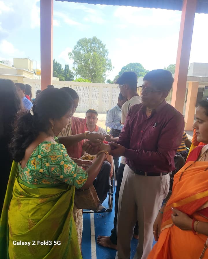 यावेळी कर्नल आर.के. मुखर्जी, कर्नल बी.एल. भार्गव आणि इतर अधिकारी तसेच स्वाती पंडीत, आरती भिसे, निकीता गुजराथी, सुरेखा होले, प्रितम गांधी, सिमरन गुजराथी, चंदूकाका सराफ पेढीच्या वैष्णवी ताम्हाणे, रुचिता गुप्ता उपस्थित होते.