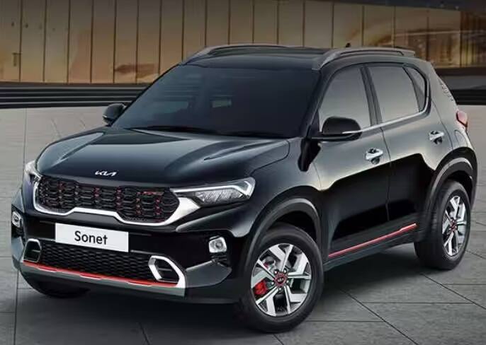 Kia એ ભારતીય બજારમાં સોનેટનું સનરૂફ વેરિઅન્ટ લોન્ચ કર્યું છે, કંપનીએ તેને Smartstream G1.2 HTK+ વેરિઅન્ટમાં રજૂ કર્યું છે. જેની કિંમત એક્સ-શોરૂમ 9.76 લાખ રૂપિયા રાખવામાં આવી છે.