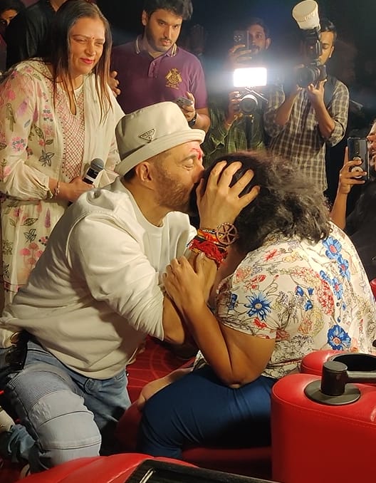 Gadar 2 Actor Sunny Deol Celebrated Raksha Bandhan With Fans See Photos | Sunny Deol ने फैंस के साथ मनाया स्पेशल रक्षा बंधन, थिएटर्स में जाकर बंधवाई राखी, देखिए तस्वीरें