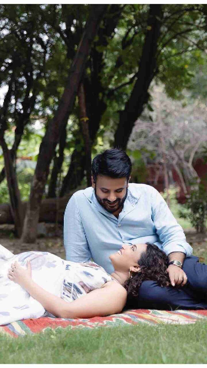स्वराचे हे मॅटर्निटी फोटो सध्या सोशल मीडियावर चर्चेत आहेत.