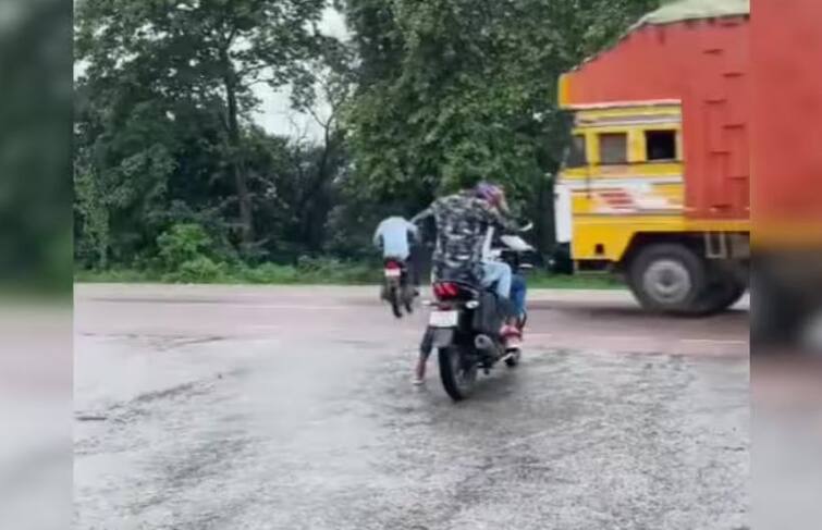 never talk on mobile phone while riding bike watch this viral video Viral Video: ਬਾਈਕ ਚਲਾਉਂਦੇ ਸਮੇਂ ਮੋਬਾਇਲ 'ਤੇ ਗੱਲ ਕਰ ਰਿਹਾ ਵਿਅਕਤੀ, ਕੁਝ ਹੀ ਸਕਿੰਟਾਂ 'ਚ ਮੌਤ ਦੇ ਮੂੰਹ 'ਚ ਗਈ ਜਾਨ, ਦੇਖੋ ਇਹ ਡਰਾਉਣਾ ਵੀਡੀਓ