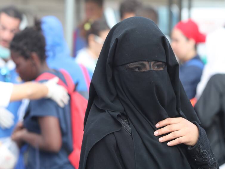 Burqa of a muslim lady forcefully removed by Muslim mob for roaming with a Hindu boy video goes viral Ahmedabd: મુસ્લિમ ટોળાએ બુરખો પહેરેલી મહિલા અને તેની સાથે મુસાફરી કરી રહેલા હિન્દુ પુરુષ પર કર્યો હુમલો, વીડિયો થયો વાયરલ