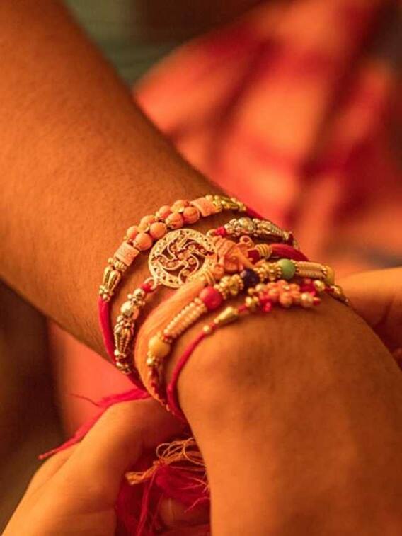 दो मुगल बादशाह जिन्होंने बंधवाया था रक्षा सूत्र