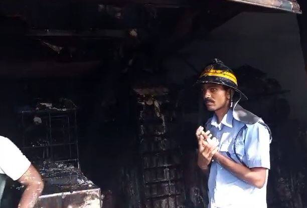 पिंपरी चिंचवडमधील भीषण आगीत एकाच कुटुंबातील चौघांचा होरपळून मृत्यू झालाय. चौधरी कुटुंबातील पती-पत्नी आणि त्यांच्या दोन मुलांचा होरपळून मृत्यू झाला.