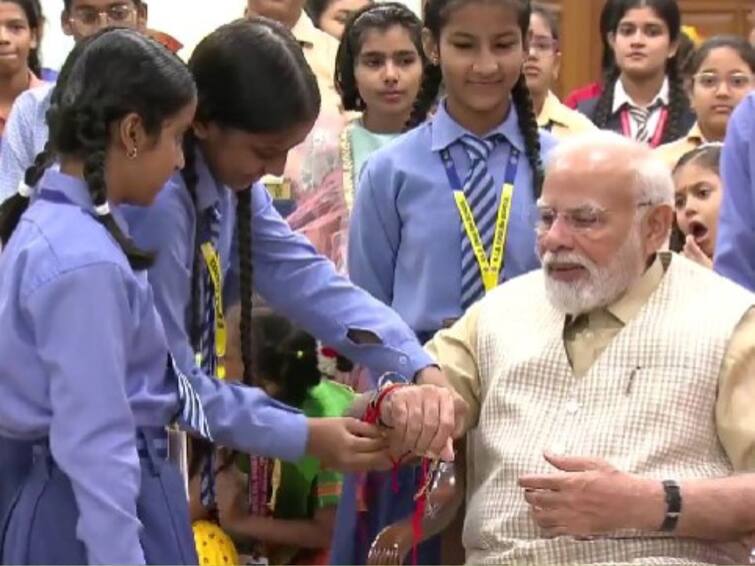 Raksha Bandhan 2023 School Girls Ties Rakhi To PM Narendra Modi In Delhi Raksha Bandhan 2023: ప్రధానికి రాఖీ కట్టిన స్కూల్ విద్యార్థినులు, కాసేపు సరదాగా ముచ్చటించిన మోదీ