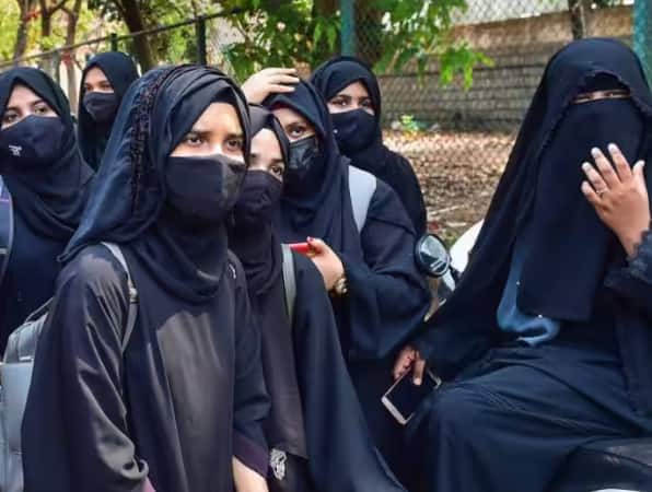 Hijab Controversy In Indonesian School shaves off 14 girls' hair for not wearing hijab properly Hijab Controversy In Indonesia: सही से हिजाब नहीं पहनने के कारण इंडोनेशिया के एक स्कूल ने मुंडवा दिए 14 लड़कियों के बाल, मचा बवाल