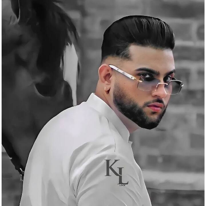 ਦੱਸ ਦੇਈਏ ਕਿ ਕਰਨ ਔਜਲਾ ਦੇ ਇਸ ਸਪੱਸ਼ਟੀਕਰਨ ਤੋਂ ਬਾਅਦ ਗਾਇਕ ਅਵਰੀਤ ਸਿੰਘ ਨੇ ਮੁੜ ਸਵਾਲ ਚੁੱਕੇ ਹਨ। ਉਨ੍ਹਾਂ ਵੱਲੋਂ ਆਪਣੇ ਸੋਸ਼ਲ ਮੀਡੀਆ ਹੈਂਡਲ ਉੱਪਰ ਇੱਕ ਪੋਸਟ ਸਾਂਝੀ ਕੀਤੀ ਗਈ ਹੈ। ਜਿਸ ਵਿੱਚ ਵੀਡੀਓ ਚੱਲ ਰਹੀ ਹੈ, ਜਿਸ ਵਿੱਚ ਮਾਸਕ ਲਗਾਏ ਕਰਨ ਔਜਲਾ ਪੰਜਾਬ ਦਾ ਬਦਨਾਮ ਸ਼ਾਰਪ ਸ਼ੂਟਰ ਕਾਲੀ ਨਾਲ ਗੱਲਬਾਤ ਕਰਦੇ ਹੋਏ ਦਿਖਾਈ ਦੇ ਰਹੇ ਹਨ। ਉਨ੍ਹਾਂ ਕਰਨ ਔਜਲਾ ਨੂੰ ਕਿਹਾ ਕਿ ਅਸੀ ਤੁਹਾਨੂੰ ਗੀਤ ਬਾਰੇ ਨਹੀਂ ਬਲਕਿ ਇਸ ਵੀਡੀਓ ਬਾਰੇ ਪੁੱਛਿਆ...