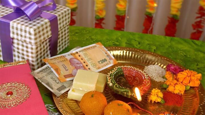 રાખીની થાળી બહેનો માટે ખૂબ જ ખાસ છે. ભાઈને રાખડી બાંધતા પહેલા બહેન તેને ખૂબ જ પ્રેમથી શણગારે છે. જો તમે રાખીની થાળી સજાવતા હોવ તો ધ્યાન રાખો કે, થાળી ચાંદીની હોવી જોઈએ, જો ઘરની થાળી હોય તો તેના પર નવું કપડું લગાવવું