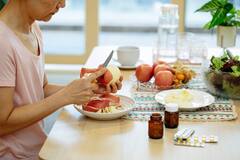 Apple Skin Benefits: খোসা ফেলে আপেল খান? না কি খোসাশুদ্ধ? কোনটা ভাল?