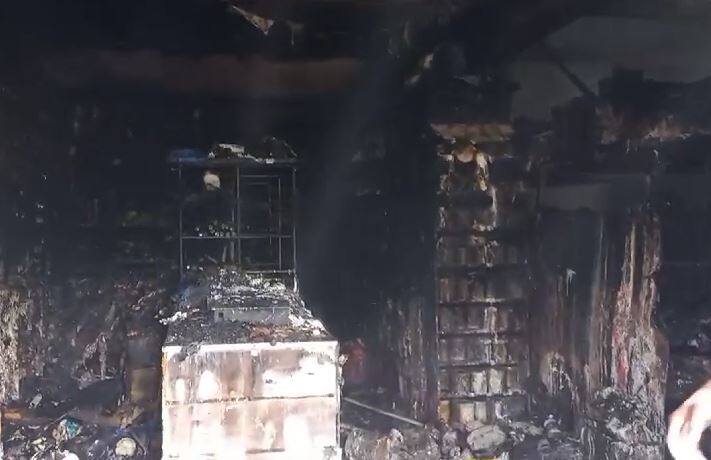 दुकानात ऑईल पेंट असल्यानं आगीनं रौद्ररूप धारण केलं. याच पेंटच्या आगीने दुकानात वायू निर्माण झाला.