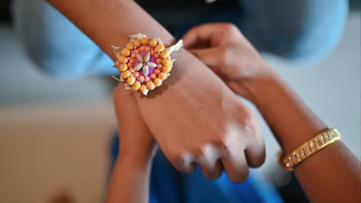 প্রতি বছর শ্রাবণ মাসের (Shravan Month) পূর্ণিমা (Purnima) তিথিতে রাখী বন্ধন (Rakhi Bandhan) উৎসব পালিত হয়। কিন্তু এবছর ভাদ্র মাসে পড়েছে এই তিথি।