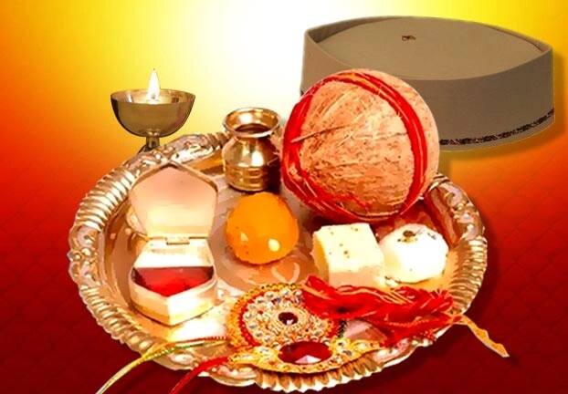 એક થાળીમાં ઘીનો દીવો પ્રગટાવવો. એવું માનવામાં આવે છે કે તેને સકારાત્મકતાનું પ્રતિક માનવામાં આવે છે.રક્ષાબંધનના દિવસે બહેનો દીવો પ્રગટાવીને ભાઈની આરતી કરે છે. જેના કારણે ભાઈ-બહેનનો શુદ્ધ પ્રેમ કાયમ રહે છે.