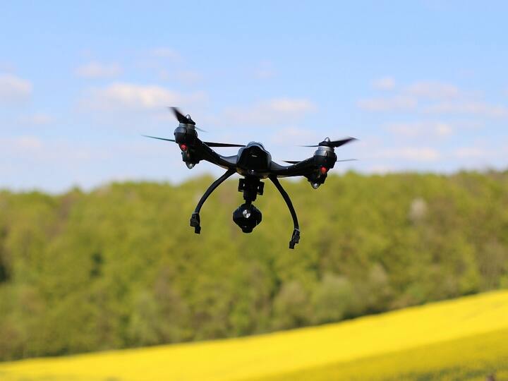 Drones For Agriculture Equipment to Farmers Through Farm Mechanization Scheme Drones For Agriculture: వ్యవసాయ యాంత్రీకరణ పథకం ద్వారా రైతులకు పరికరాలు - డ్రోన్లపై ప్రత్యేక దృష్టి