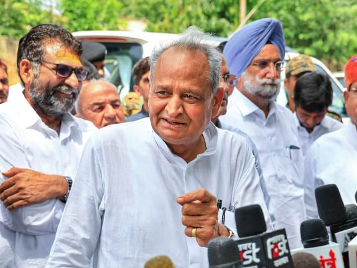 CM Ashok Gehlot said Union Minister Arjun Ram Meghwal's corruption is being investigated Rajasthan News: कैलाश मेघवाल के समर्थन में आगे आए अशोक गहलोत, कहा- केंद्रीय मंत्री अर्जुन राम मेघवाल के भ्रष्टाचार की हो रही है जांच