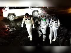 काय सांगता! बीडच्या रस्त्यावर अवतरले अंतराळवीर; पाहा फोटो