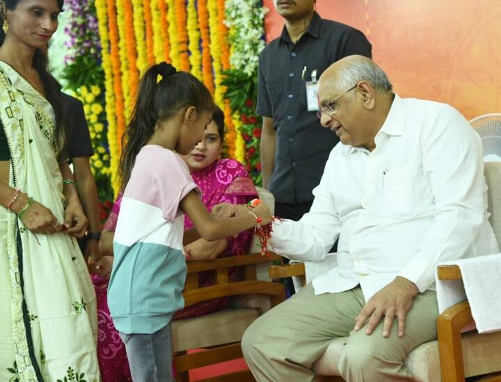 નાની બાળકીઓએ પણ મુખ્યમંત્રી ભુપેન્દ્ર પટેલને રાખડી બાંધી હતી.