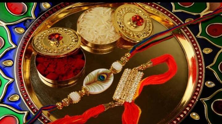 આરતી કર્યા પછી અને રાખડી બાંધ્યા પછી, બહેનો તેમના ભાઈઓને મીઠાઈઓ અર્પણ કરે છે. એટલા માટે થાળીમાં મીઠાઈ હોવી જરૂરી છે. આ દિવસે ભાઈને મીઠાઈ ખવડાવવાથી ભાઈ-બહેનના સંબંધોમાં મધુરતા રહે છે.