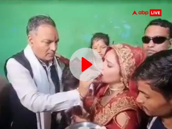 Raksha Bandhan 2023 Pakistani Seema Haider tied rakhi on her lawyer AP Singh Raksha Bandhan 2023: सीमा हैदर ने वकील एपी सिंह की कलाई पर बांधी राखी, भारत की नागरिकता दिलाने का किया वादा?