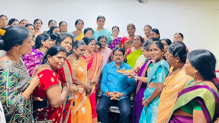 सगळ्या अंगणवाडी सेविकांनी त्यांचं औक्षण केलं.