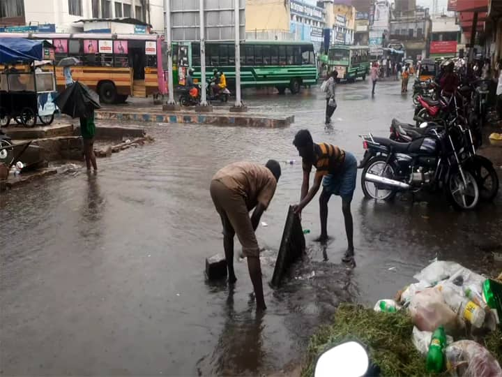 Heavy rain poured down in Theni. The rain flowed all over the road causing inconvenience to the public TNN தேனியில் கொட்டித்தீர்த்த கனமழை; சாலையெங்கும் மழை நீர் தேங்கியதால் பொதுமக்கள் சிரமம்