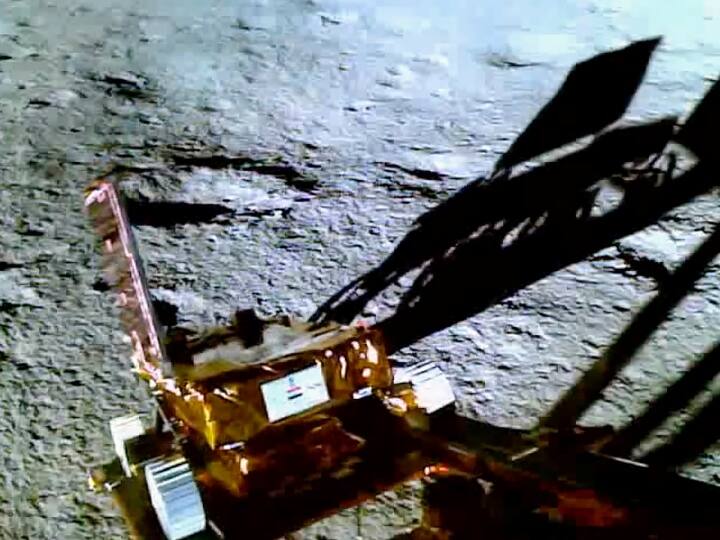 Chandrayaan-3's Pragyan rover finds oxygen on lunar surface Chandrayaan-3 ચંદ્રના દક્ષિણ ધ્રુવ પર મળ્યો ઓક્સિજન, પ્રજ્ઞાન રોવરે કર્યો કમાલ